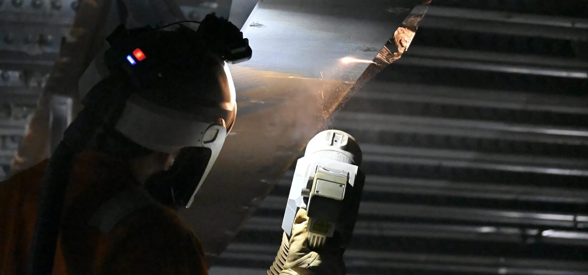 laser removing rust on metal